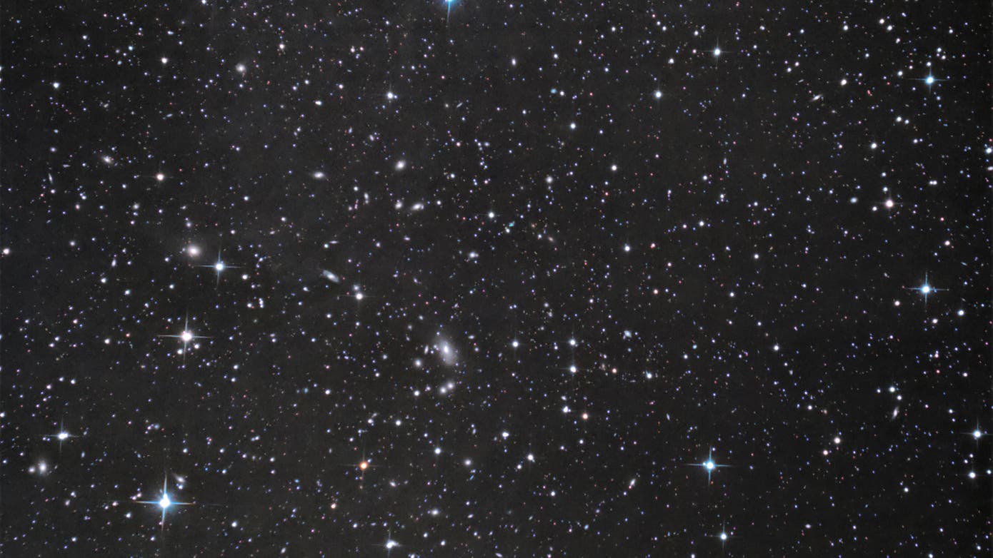 Abell 2634 mit Staub Spektrum der Wissenschaft